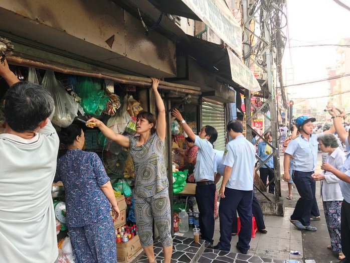 
Một số trường hợp khi lực lượng chức năng đến kiểm tra, chủ nhà mới tháo dỡ các vật dụng lấn chiếm vỉa hè
