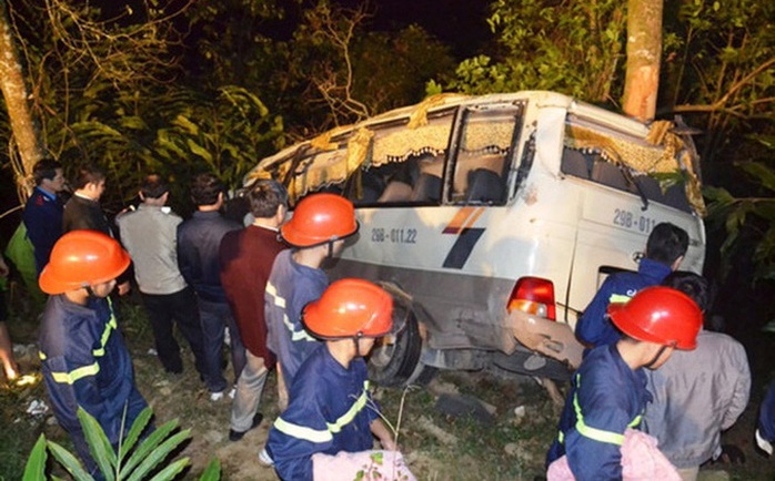 
Chiếc xe khách lao xuống vực sâu khiến 1 người tử vong, 22 người bị thương - Ảnh: Otofun
