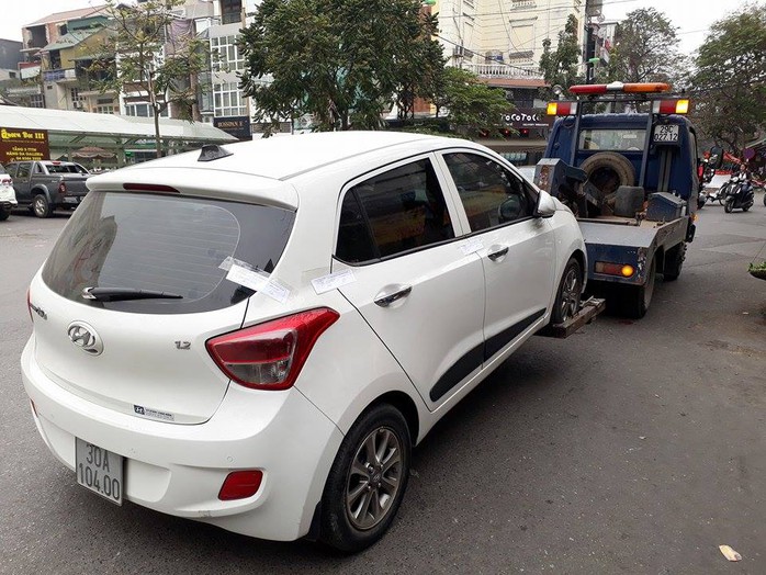 
Một trường hợp đỗ xe sai quy định tại quận Hoàn Kiếm bị lực lượng chức năng xử lý
