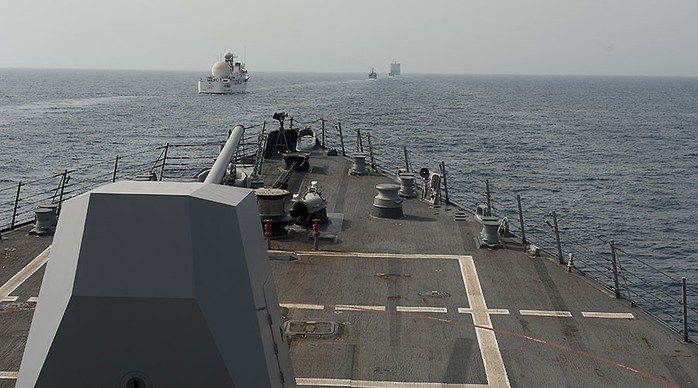 Tàu Mỹ và tàu Iran thường chạm mặt nhau tại eo biển Hormuz. Ảnh: NAVY.MIL