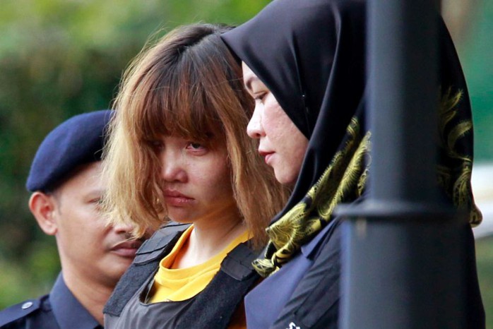 Nghi phạm Đoàn Thị Hương bị cảnh sát Malaysia áp giải. Ảnh: AP