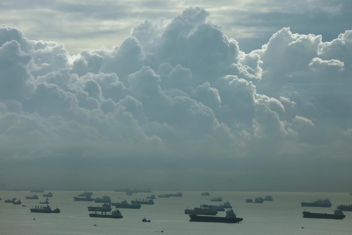 
Tàu thuyền di chuyển ngoài khơi bờ biển phía Nam Singapore, khu vực cướp biển hay ghé thăm. Ảnh: REUTERS
