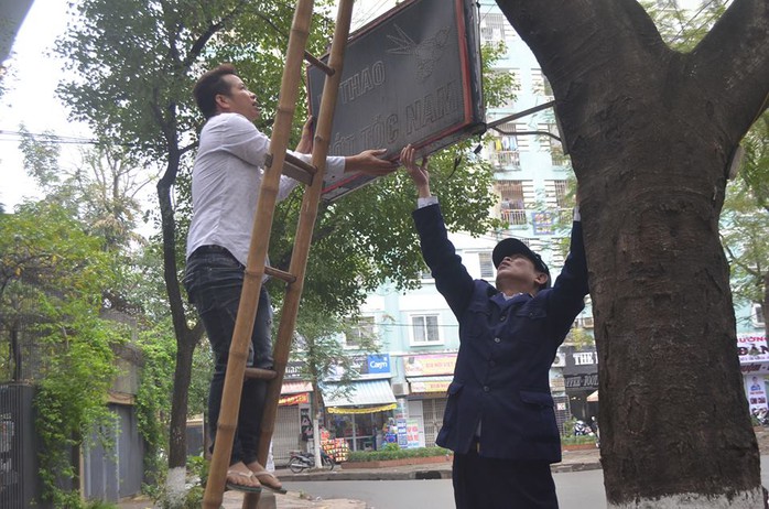 
Trong khi đó, tại phường Định Công (quận Hoàng Mai) lực lượng chức năng mới chủ yếu tuyên truyền nhắc nhở
