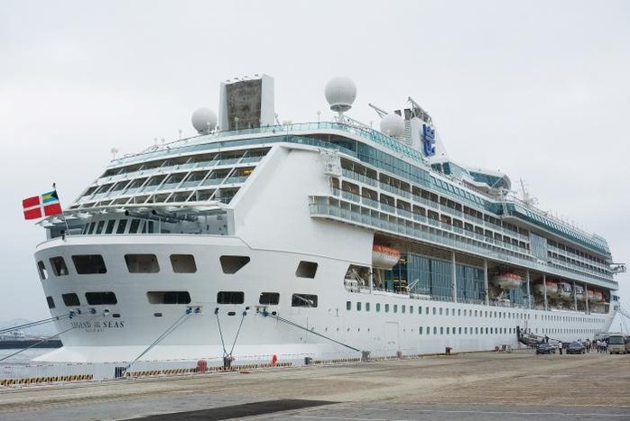 Tàu của Công ty Royal Caribbean đỗ tại cảng ở TP Đại Liên - Trung Quốc. Ảnh: REUTERS