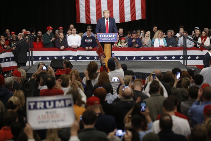 Ông Trump tại cuộc vận động tranh cử tại Bắc Charleston, bang Nam Carolina ngày 19-2-2016. Ảnh: AP