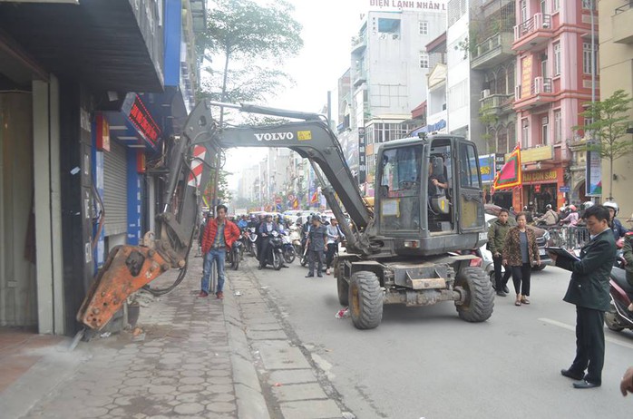 
Máy bắn bê-tông cỡ lớn được lực lượng liên ngành sử dụng đòi lại vỉa hè cho người đi bộ
