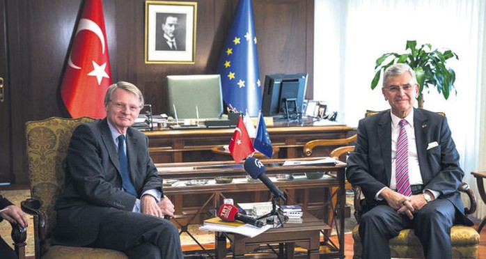 Đại sứ Cornelis Van Rij (trái) và Bộ trưởng các vấn đề EU của Thổ Nhĩ Kỳ Bozkır. Ảnh: DAILY SABAH
