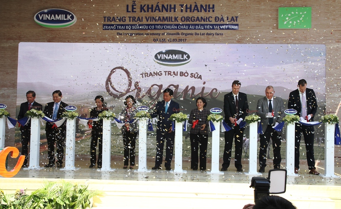 Cắt bang khánh thành trang trại bò sữa Organic đạt chuẩn châu Âu đầu tiên tại Việt Nam ở Đà Lạt.