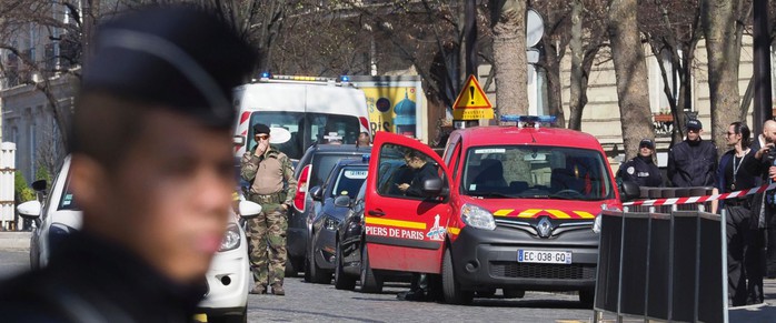 Cảnh sát Pháp được huy động sau khi bom thư” phát nổ tại văn phòng IMF hôm 16-3. Ảnh: AP