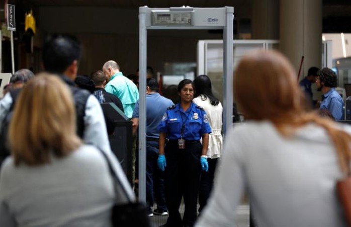 Du khách xếp hàng tại chốt kiểm tra của TSA ở sân bay quốc tế Los Angeles (Mỹ) ngày 31-5-2016. Ảnh: REUTERS