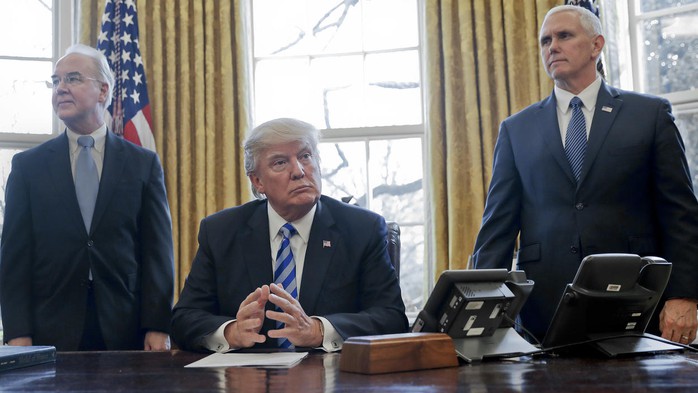 Ông Trump ngồi tại phòng Bầu dục trước khi nói chuyện với truyền thông về Trumpcare hôm 24-3. Ảnh: AP