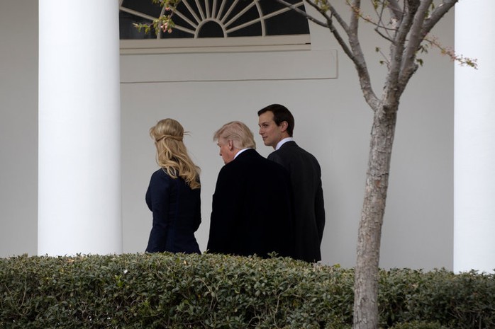 Ông Trump, con gái Ivanka Trump và con rể Jared Kushner tại Phòng Bầu dục hôm 17-3. Ảnh: THE NEW YORK TIMES