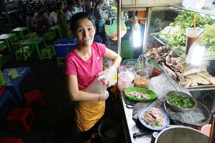 
Chị Trần Thị Cẩm Tú – tiểu thương chuyển vào kinh doanh ăn uống ở phía trước chợ Phạm Văn Hai được gần 1 năm, chia sẻ cuộc sống gia đình chị đã được cải thiện, đỡ bấp bênh hơn hẳn so với lúc buôn bán trên vỉa hè
