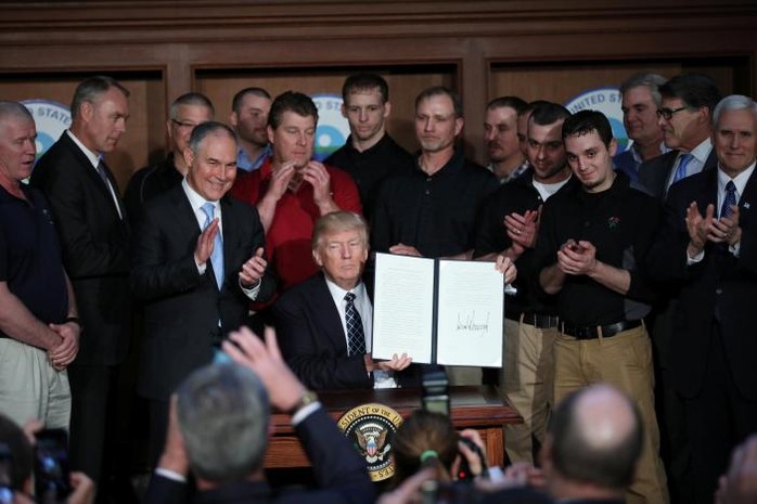 
Ông Trump ký ban hành sắc lệnh hành pháp “Độc lập năng lượng” tại trụ sở Cơ quan Bảo vệ Môi trường (EPA) hôm 28-3. Ảnh: REUTERS
