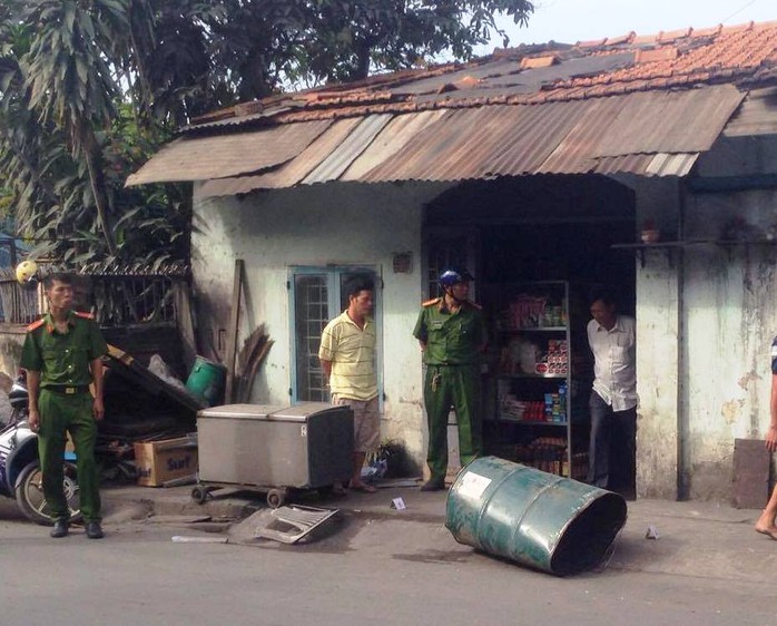 
Chiếc thùng phát nổ, văng xa hơn 5 m
