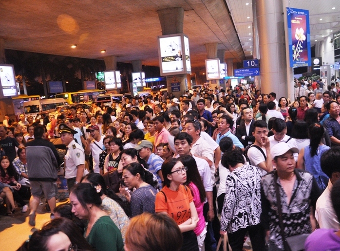 
Trước đó, đêm 13-1, hàng ngàn người tập trung tại sảnh đến của nhà ga Quốc tế để đón người thân
