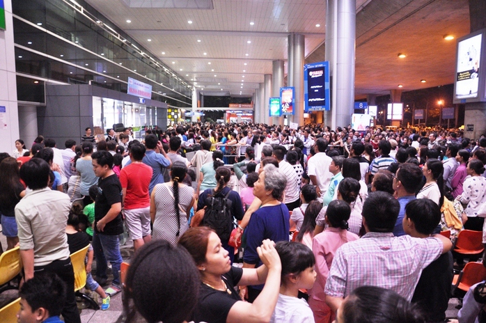 
Ngoài lượng người tại TP HCM đến sân bay, nhiều gia đình từ các địa phương khác cũng tập trung tại đây để đón Việt kiều và hầu hết đều đi chung từ 4-5 thành viên
