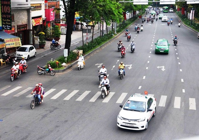 
Và đây là đường Trần Quốc Hoàn, đoạn qua vòng xoay Lăng Chả Cả - nút giao thông thường xảy ra kẹt xe nhưng sáng nay thông thoáng
