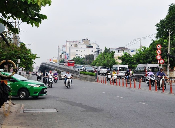 
Giao thông trên đường Cộng Hòa, đoạn qua cầu vượt Hoàng Hoa Thám (quận Tân Bình) sáng nay
