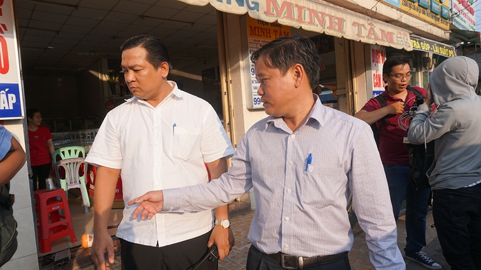 
Ông Nguyễn Gia Thái Bình, Phó chủ tịch UBND quận Bình Tân, TP HCM (phải) xuống đường đòi lại vỉa hè chiều 7-3.
