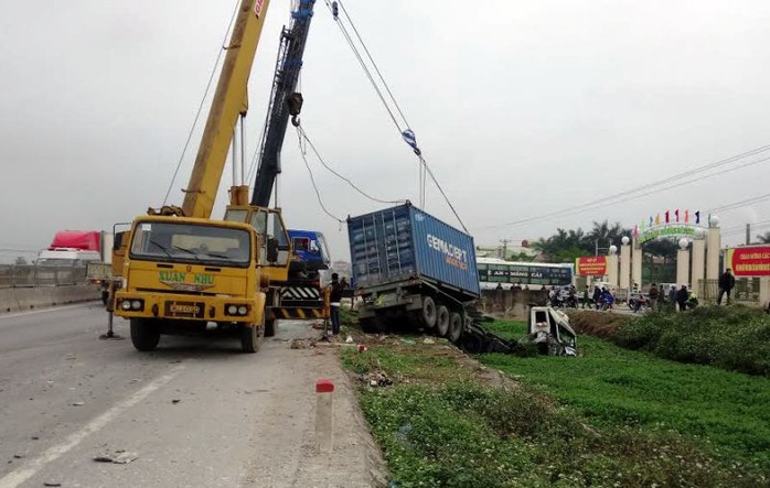 
Hiện trường vụ tai nạn, nơi chiếc xe container bị tông bay xuống mương nước trên Quốc lộ 1A qua Thanh Hóa
