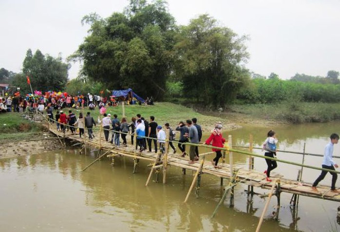 
Để tạo thuận lợi cho người dân hai huyện tới tham gia phiên chợ, chính quyền địa phương đã cho dựng tạm 1 cây cầu tre
