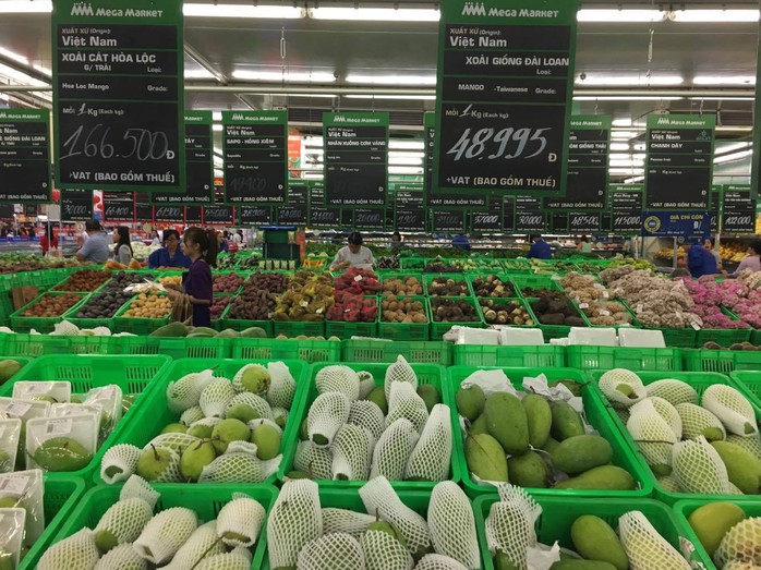 Các siêu thị dự báo những ngày cận Tết, giá nhiều loại trái cây sẽ còn tăng cao do nguồn cung giảm, nhu cầu tăng