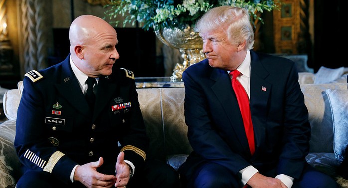 Trung tướng Herbert McMaster (trái) và Tổng thống Donald Trump. Ảnh: Reuters