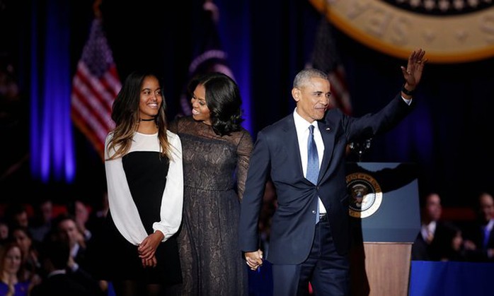 Sasha vắng mặt, gia đình Obama xuất hiện trên sân khấu với 3 người. Ảnh: Reuters