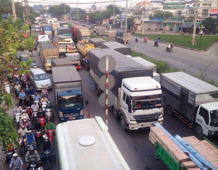 Kẹt kẹt xe kéo dài trên Quốc lộ 1, đoạn qua khu vực