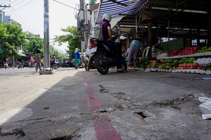 
Trước đó, mặt tiền chợ Tân Trụ, nằm trên đường Nguyễn Sỹ Sách đã được kẻ vạch sơn để người dân sử dụng một phần làm nơi buôn bán
