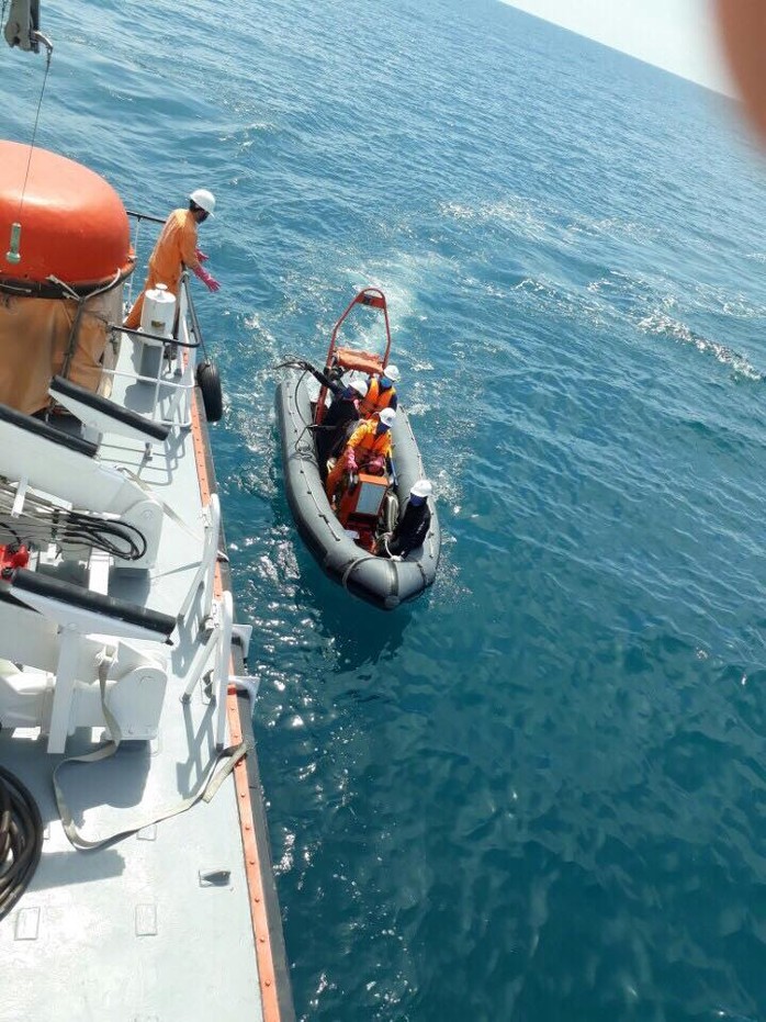 
Lực lượng cứu nạn đang tiếp tục quay lại trong tàu để tìm người
