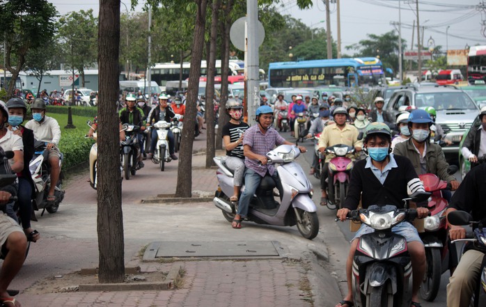 
Xe máy leo lên vỉa hè để lưu thông khiến khu vực này cũng nhanh chóng ùn ứ giao thông.
