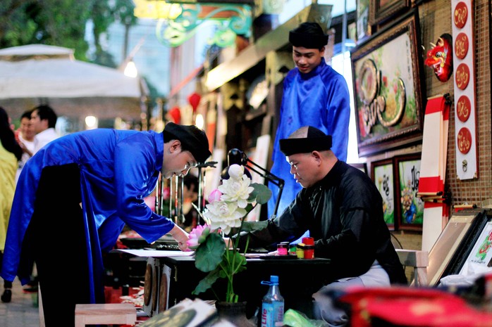 
Ông đồ Lê Hải chia sẻ: Những ngày qua, lượng khách đến tham quan chụp hình với gian hàng của mình là chính. Việc buôn bán chủ yếu xoay quanh những món đồ nhỏ như bao lì xì hay liễn. Các tranh lớn mặc dù có nhiều người đến hỏi nhưng vẫn chưa có người mua.
