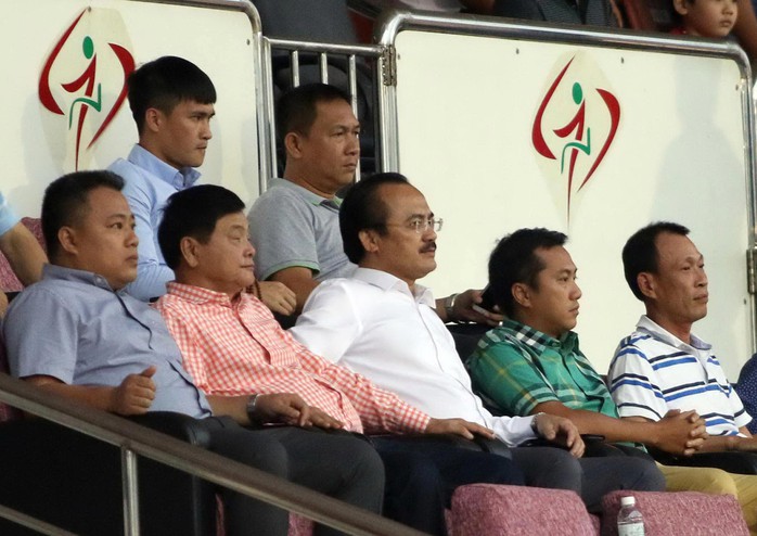 Trưởng BTC V-League Nguyễn Minh Ngọc (bìa trái hàng dưới) bị cho là thiếu chủ động, không xuống sân nhắc nhở giám sát, trọng tài để ngăn ngừa sự cố tối 19-2 trên sân Thống Nhất Ảnh: QUANG LIÊM