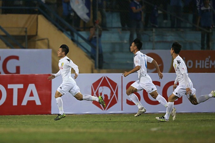Quang Hải (bìa trái) ghi 2 bàn góp công giúp CLB Hà Nội tạm vươn lên đầu bảng sau 3 trận đấu sớm Ảnh: HẢI ANH