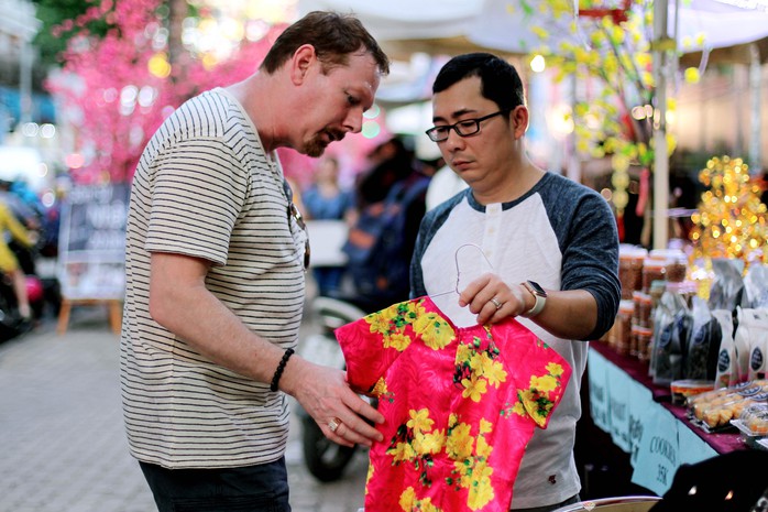 
Ông John (du khách Mỹ) tỏ ra khá thích thú với áo dài Việt Nam. Và ông cũng mua một bộ áo dài cho cháu gái mình khi đi dạo tại phố ông đồ Sài Gòn.
