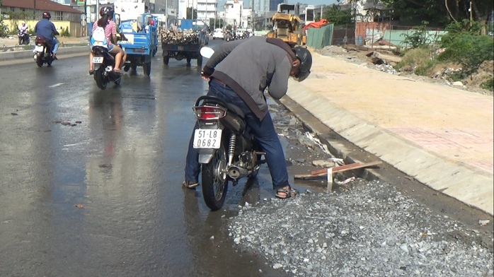 Nhiều phương tiện lưu thông qua đoạn ngập bị chết máy phải dắt bộ