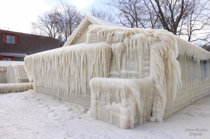 
Căn nhà bị băng tuyết bao phủ hoàn toàn. Ảnh: John Kucko Digital
