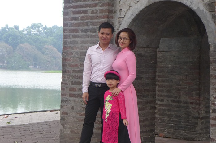 
Một gia đình hạnh phúc bên tháp Báo Thiên, hồ Gươm
