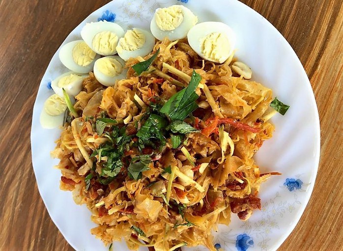 Bánh tráng trộn là món ăn vặt chưa bao giờ qua thời của Sài Gòn có giá 10.000 đồng một bịch. Đây là món ăn mà mọi người lâu không ăn thấy thèm. Ảnh: Vũ Thuỷ.