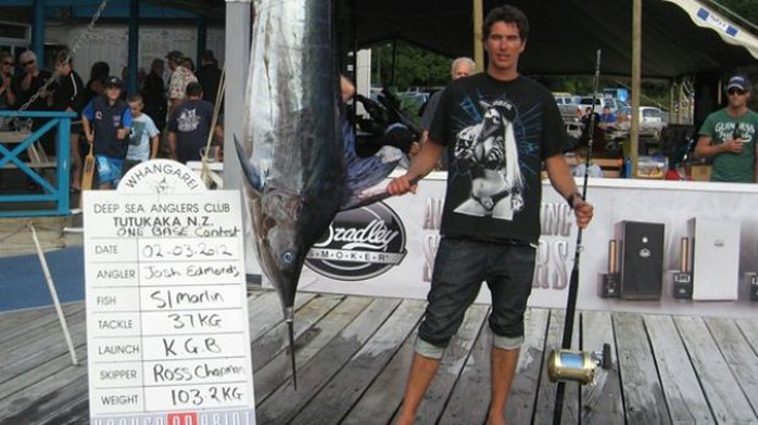 
Ross Chapman bên cạnh con cá kiếm câu được vào năm 2012. Ảnh: Facebook
