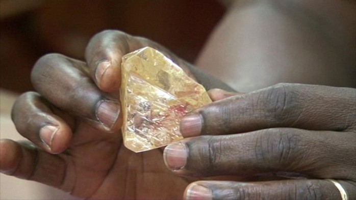 
Một vị mục sư ở Sierra Leone vừa phát hiện viên kim cương 706 carat. Ảnh: Fox News
