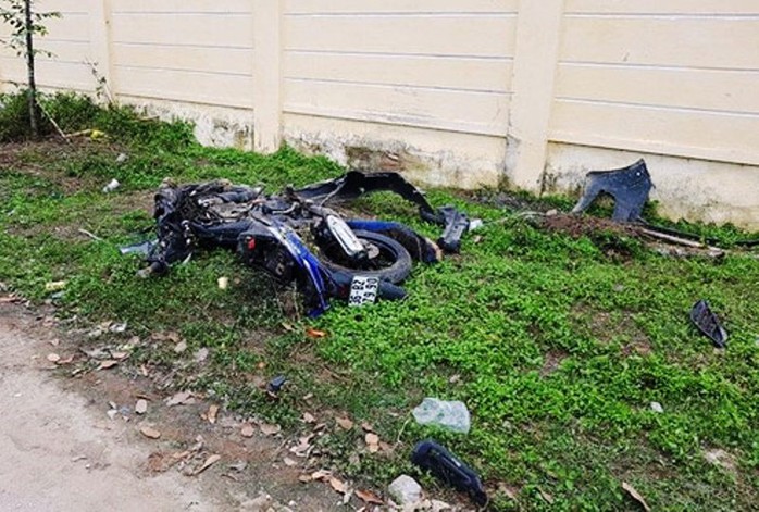 
Chiếc xe máy nát vụn sau khi bị ô tô lấn làn tông thẳng - Ảnh gia đình cung cấp
