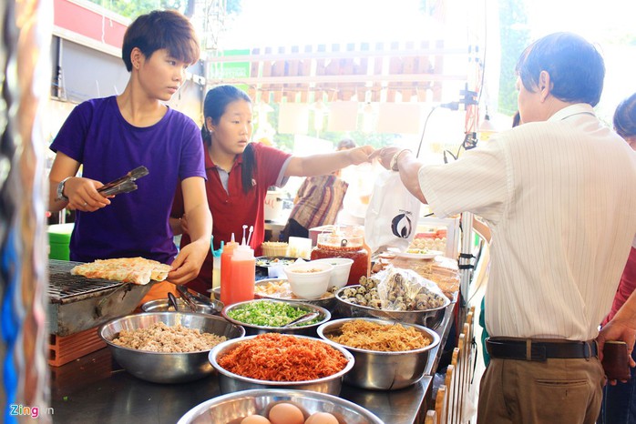 Bánh tráng nướng có giá khoảng 10.000 đồng. Thiên đường bánh tráng nướng nổi tiếng nhất của TP.HCM là đường Cao Thắng (quận 3). Tuy nhiên, bạn có thể tìm thấy món ăn này ở các khu chợ, công viên, trường học.
