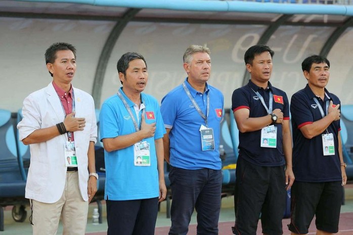 HLV Đinh Hồng Vinh (thứ hai bên phải) sẽ thay thế HLV Hoàng Anh Tuấn (trái) ở tuyển U19 Việt Nam