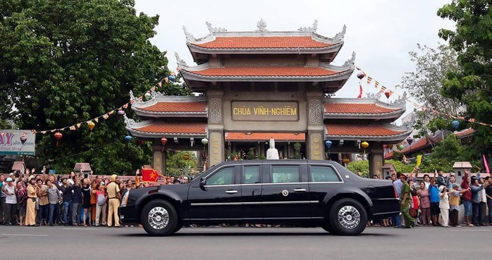
Chiếc Cadillac One của Obama được rất đông người dân chào đón khi di chuyển trên đường Nam Kỳ Khởi Nghĩa, trước chùa Vĩnh Nghiêm
