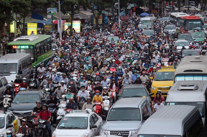 
Và hoàn toàn vỡ trận vào khoảng 17 giờ. Lúc này, nhiều phương tiên phải đứng im hơn 10 phút đồng hồ
