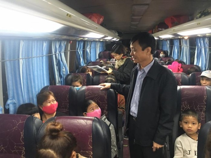 Phó Chủ tịch LĐLĐ thành phố Ngô Văn Tuyến lên xe hỏi thăm và chào các anh chị em công nhân trước khi xe lăn bánh.
