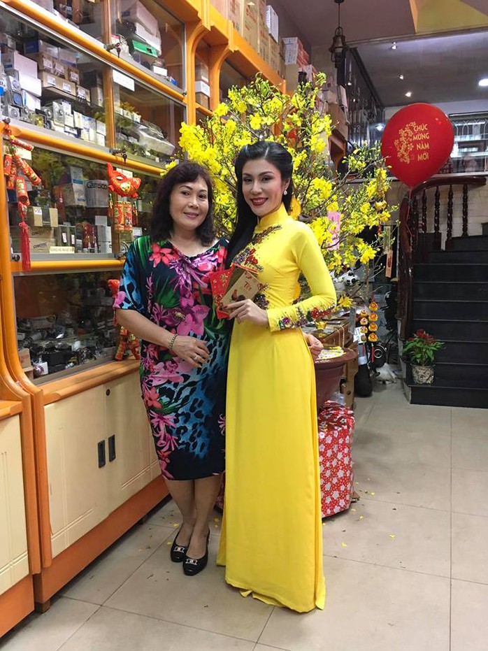 Ca sĩ Uyên Trang chọn áo dài đón giao thừa cùng gia đình